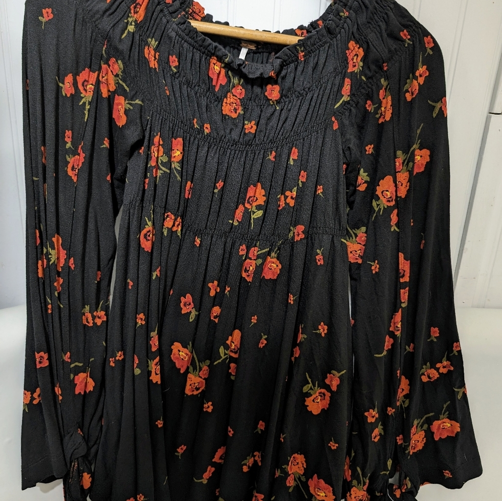 Free People flower top with bell sleeves - Picture 2 of 6